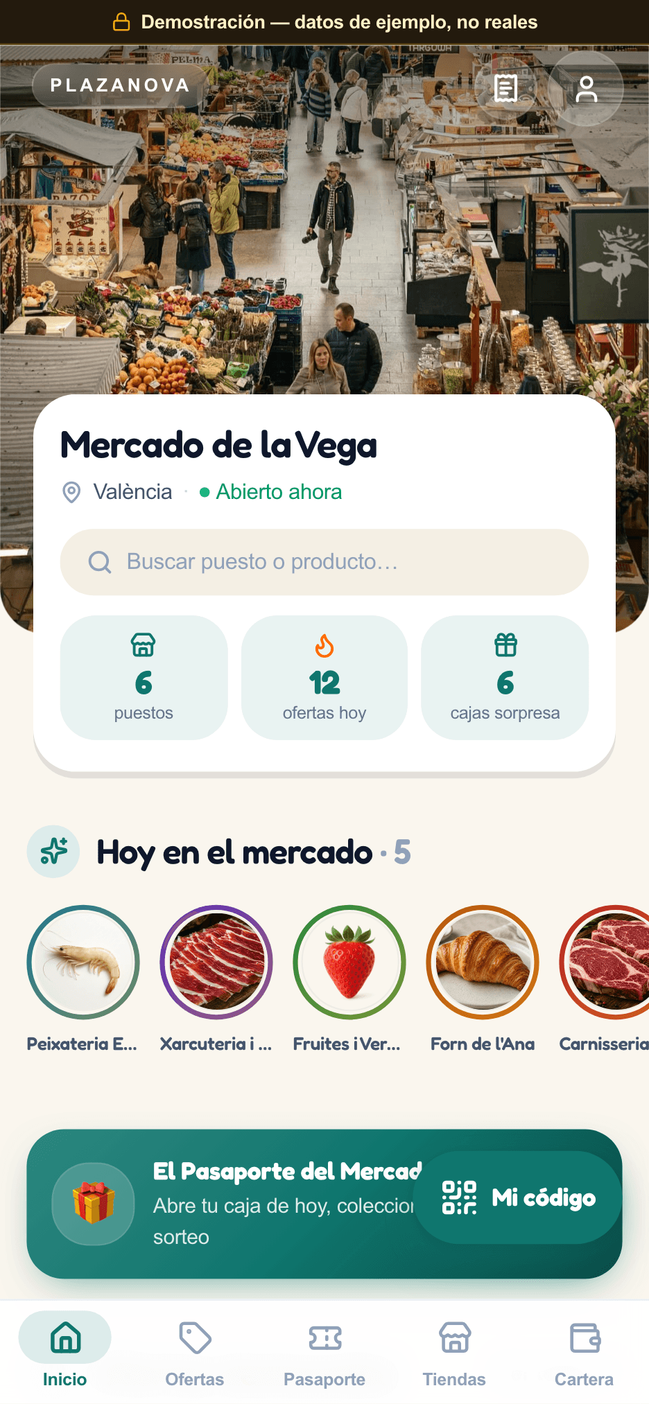 Portada real de un mercado en PlazaNova: foto del mercado en la cabecera, buscador, historias de los puestos con anillo de colores, 6 puestos, 12 ofertas del día y el banner del Pasaporte del Mercado
